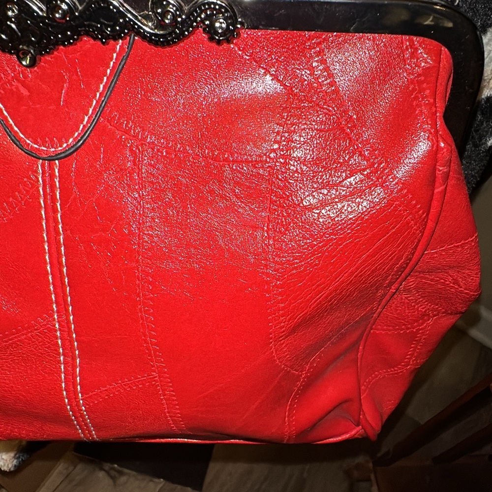 Retro style vegan leather purse with sexy kiss-lock closure. - Picture 6 of 12